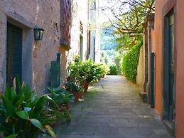 Cosy Farmhouse in Bacchereto With Swimming Pool