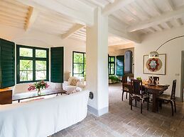 Cosy Farmhouse in Bacchereto With Swimming Pool