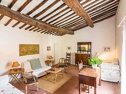 Cosy Farmhouse in Bacchereto With Swimming Pool