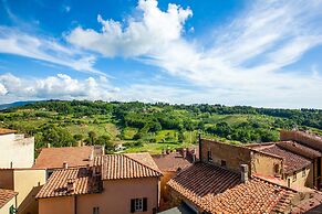 Farmhouse in Montescudaio With a Shared Pool Near sea & Park