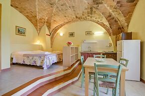 Farmhouse in Montescudaio With a Shared Pool Near sea & Park