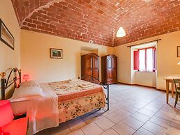Farmhouse in Montescudaio With a Shared Pool Near sea & Park