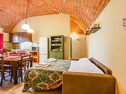 Farmhouse in Montescudaio With a Shared Pool Near sea & Park