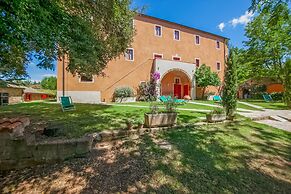 Farmhouse in Montescudaio With a Shared Pool Near sea & Park