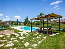 Farmhouse in Montescudaio With a Shared Pool Near sea & Park