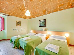 Farmhouse in Montescudaio With a Shared Pool Near sea & Park