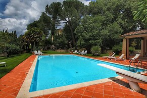 Expensive Villa With Tennis Court in Sinalunga