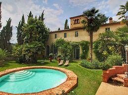 Expensive Villa With Tennis Court in Sinalunga