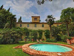 Expensive Villa With Tennis Court in Sinalunga