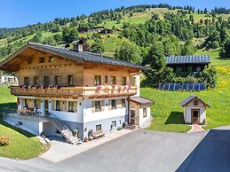 Elegant Apartment in Saalbach-hinterglemm Near Ski Bus