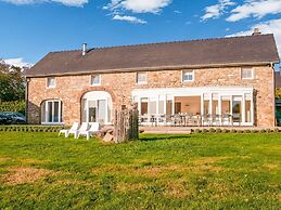 Luxurious Villa With Pool and Sauna, and Very Suitable for Culinary Wo