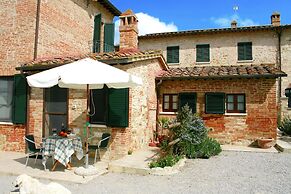 Lovely Farmhouse in Asciano With Swimming Pool