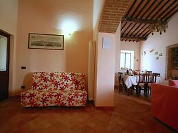 Lovely Farmhouse in Asciano With Swimming Pool