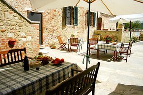 Lovely Farmhouse in Asciano With Swimming Pool