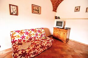 Lovely Farmhouse in Asciano With Swimming Pool