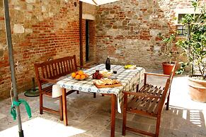 Lovely Farmhouse in Asciano With Swimming Pool
