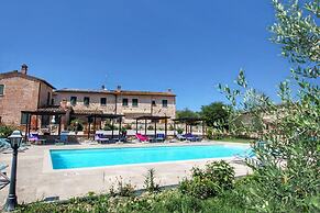 Lovely Farmhouse in Asciano With Swimming Pool