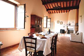 Lovely Farmhouse in Asciano With Swimming Pool