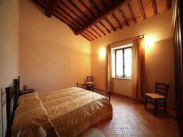 Lovely Farmhouse in Asciano With Swimming Pool
