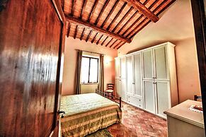 Lovely Farmhouse in Asciano With Swimming Pool