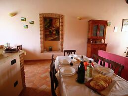 Lovely Farmhouse in Asciano With Swimming Pool