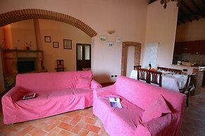 Lovely Farmhouse in Asciano With Swimming Pool