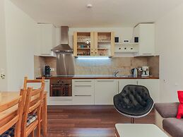 Central Apartment With Balcony, Terrace, Garden, Deckchairs