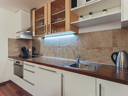 Central Apartment With Balcony, Terrace, Garden, Deckchairs