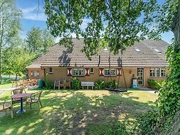 Attractive Farmhouse in Giethoorn With Garden