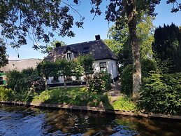 Attractive Farmhouse in Giethoorn With Garden