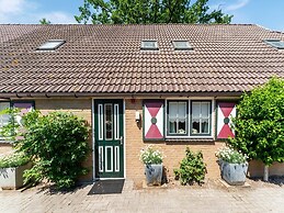 Attractive Farmhouse in Giethoorn With Garden