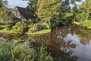 Attractive Farmhouse in Giethoorn With Garden