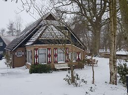 Attractive Farmhouse in Giethoorn With Garden