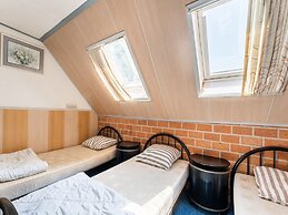 Attractive Farmhouse in Giethoorn With Garden