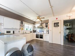 Attractive Farmhouse in Giethoorn With Garden