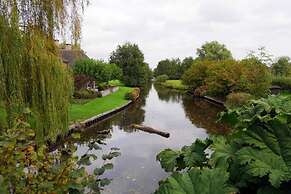 Attractive Farmhouse in Giethoorn With Garden