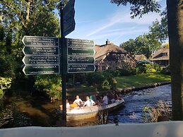 Attractive Farmhouse in Giethoorn With Garden
