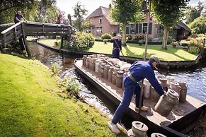Attractive Farmhouse in Giethoorn With Garden