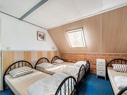 Attractive Farmhouse in Giethoorn With Garden