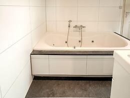 Lovely Holiday Home in Kaatsheuvel With Bubble Bath