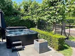 Lovely Holiday Home in Kaatsheuvel With Bubble Bath