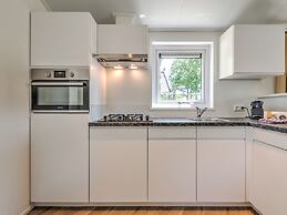 Lovely Holiday Home in Kaatsheuvel With Bubble Bath