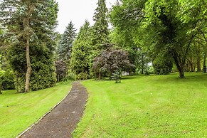 Gorgeous Apartment in Bohon With Garden Furniture and BBQ