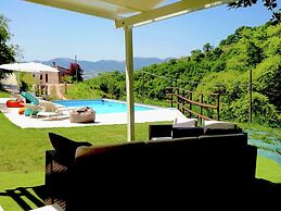 Spacious Villa With Pool in Fabriano Italy