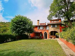 Spacious Villa With Pool in Fabriano Italy