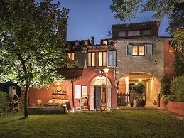 Spacious Villa With Pool in Fabriano Italy