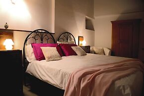 Spacious Villa With Pool in Fabriano Italy