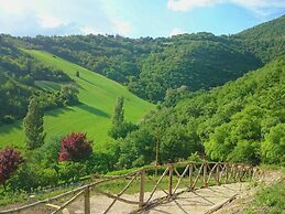 Spacious Villa With Pool in Fabriano Italy