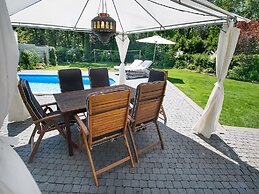 A Detached Bungalow With Outdoor Fireplace, Covered Terrace and Pond i