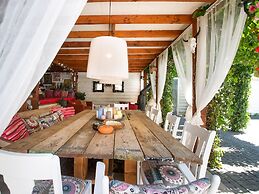 A Detached Bungalow With Outdoor Fireplace, Covered Terrace and Pond i